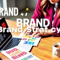 Persoană lucrând la strategia de brand cu materiale colorate.